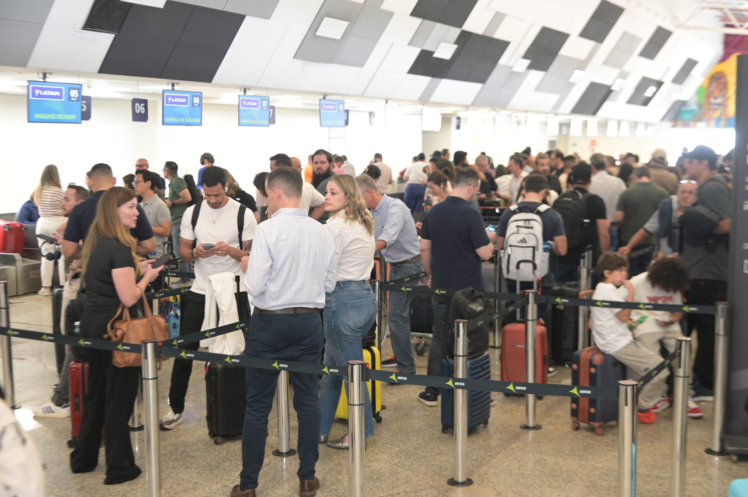 Ministério e Anac recomendam que passageiros acionem companhias aéreas para garantir assistências previstas após caos na malha aérea