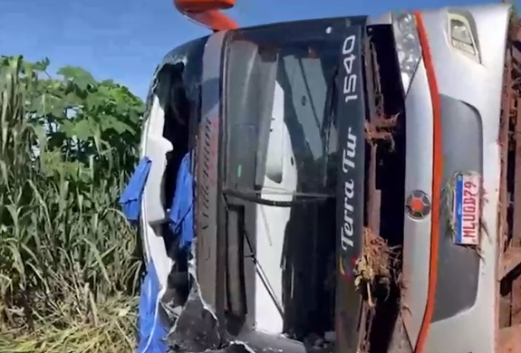 Ônibus tomba na BR-163 em Sonora, mata duas pessoas e deixa 38 feridos na véspera de Natal