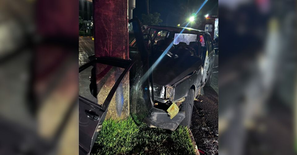 Avó e dois netos ficam feridos após carro bater em poste na Avenida Coronel Antonino
