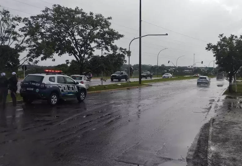 Sem cinto de segurança, motorista morre após carro bater em árvore na Avenida Ministro João Arinos