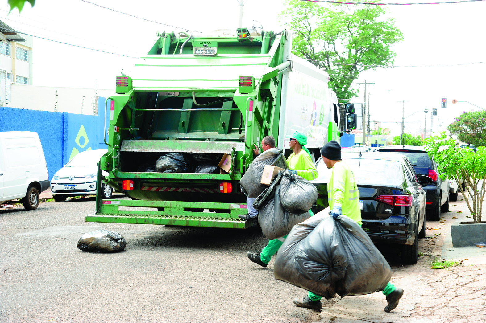 Após ausência de 40% das equipes, Solurb prevê normalização da coleta de lixo na Capital