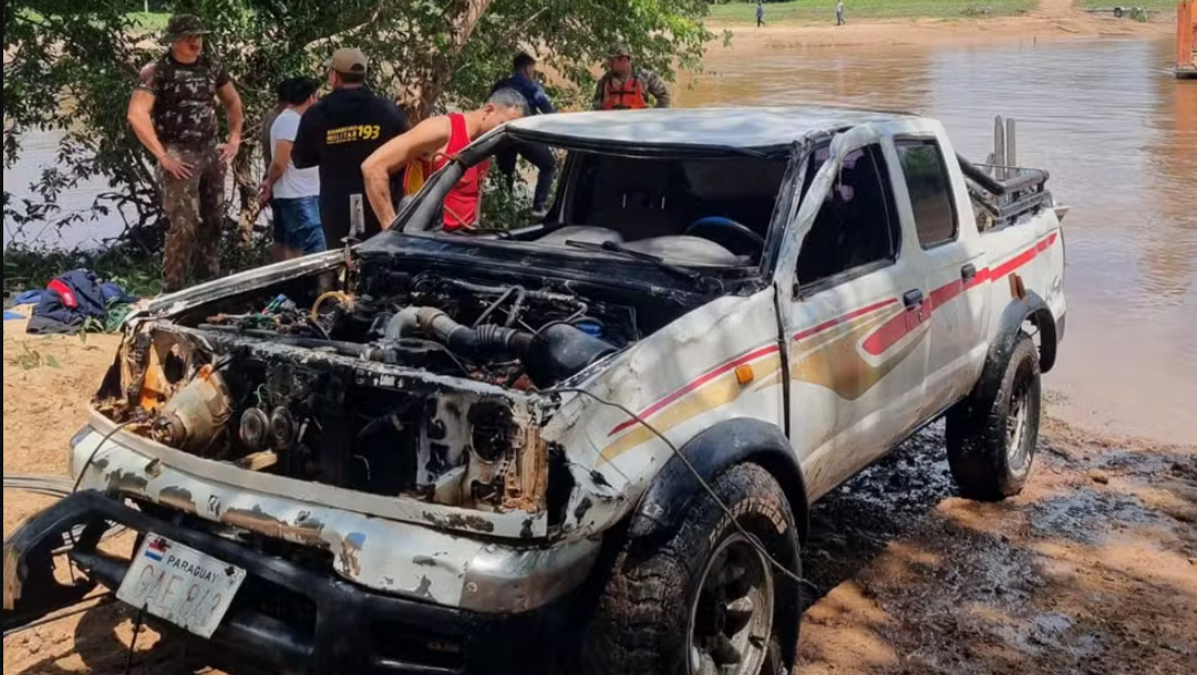 Caminhonete cai de balsa e motorista morre afogado no rio Apa, em Caracol