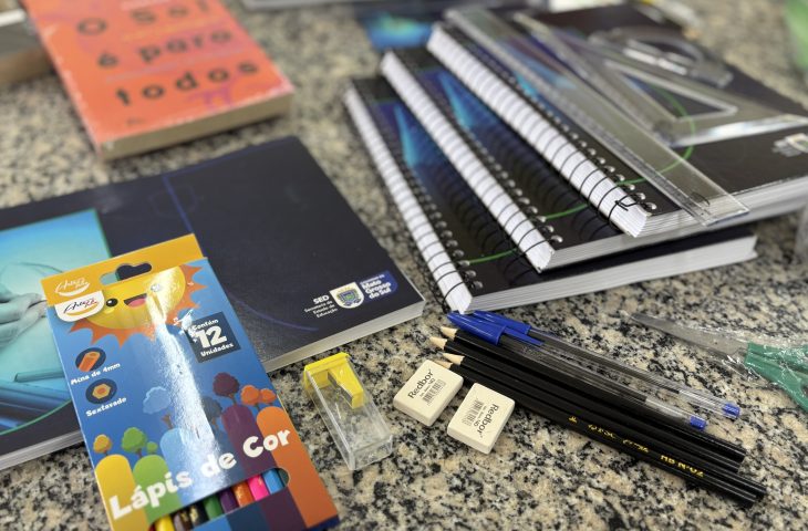 Entrega dos kits escolares e uniformes para 2026 já começou em todo o Estado