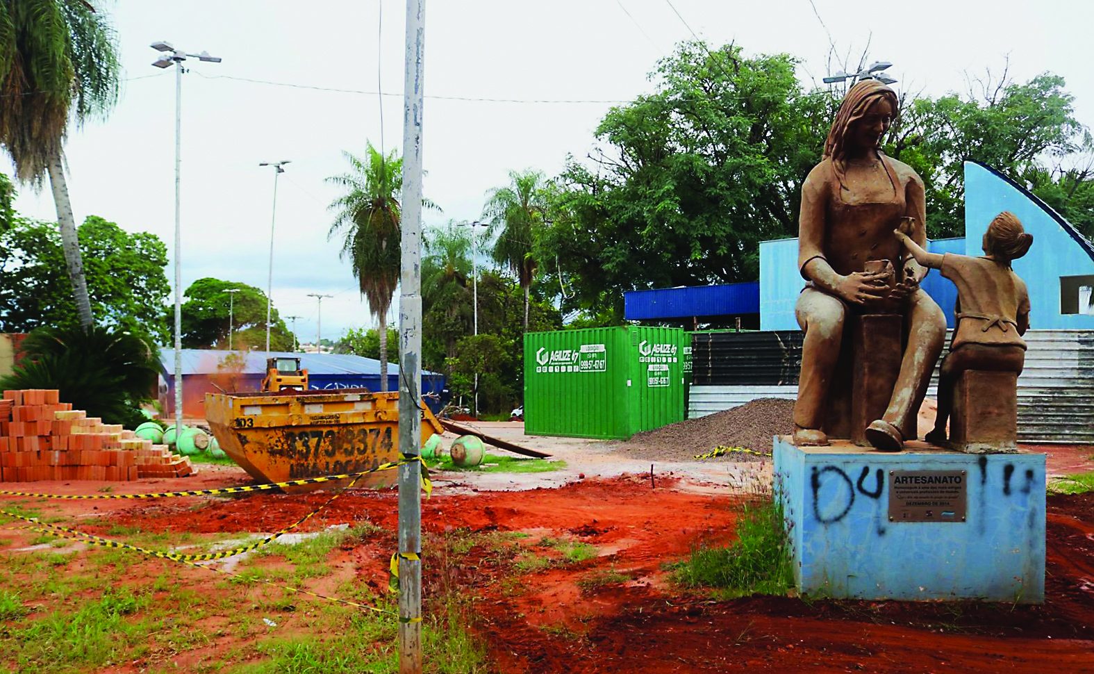 Obra da Praça dos Imigrantes é retomada e população aguarda reabertura do espaço