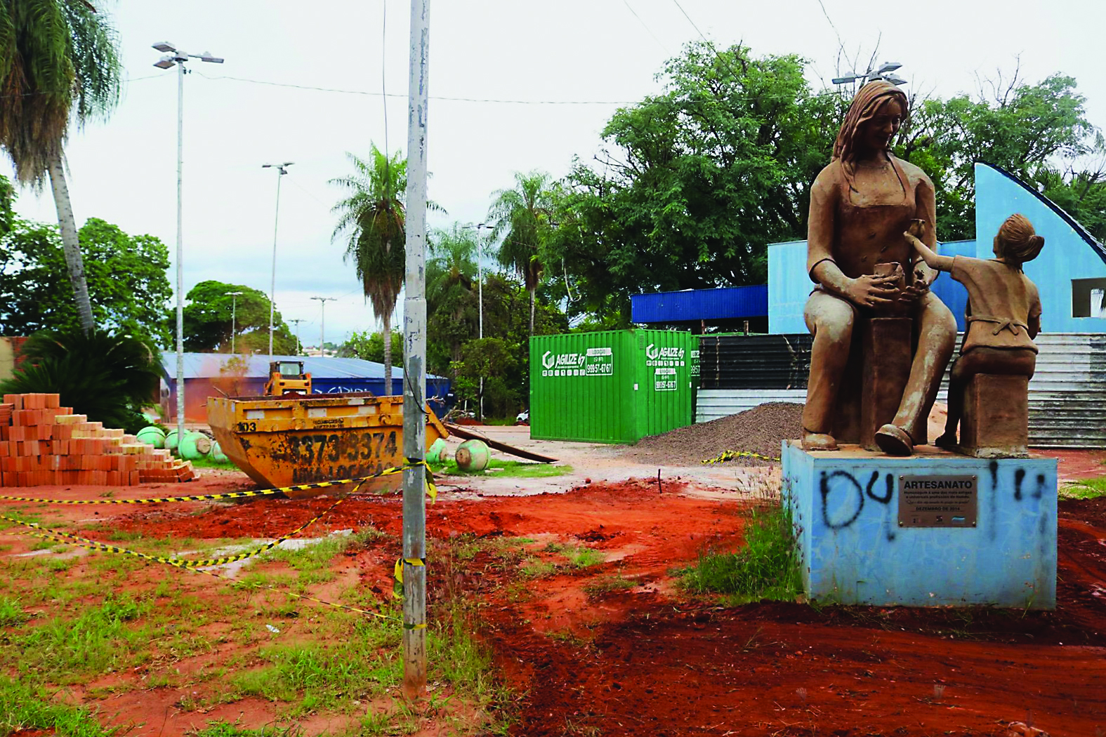 Obra da Praça dos Imigrantes é retomada e população aguarda reabertura do espaço