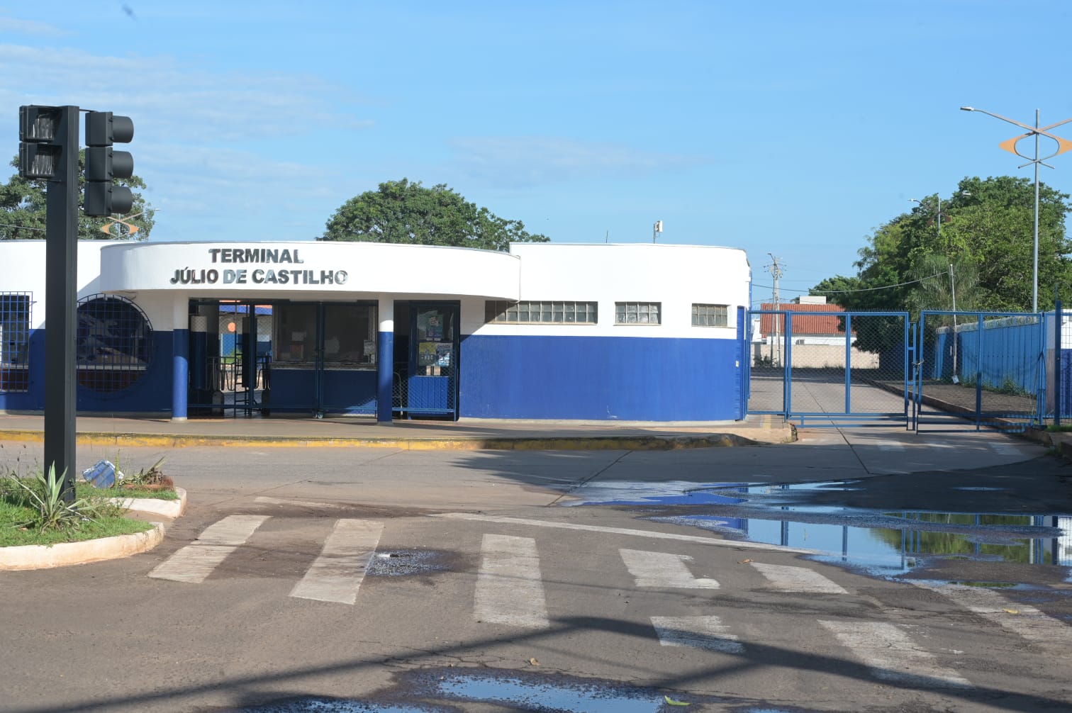 “Não tenho como chegar no trabalho!” Greve de ônibus paralisa terminais e deixa usuários sem transporte em Campo Grande