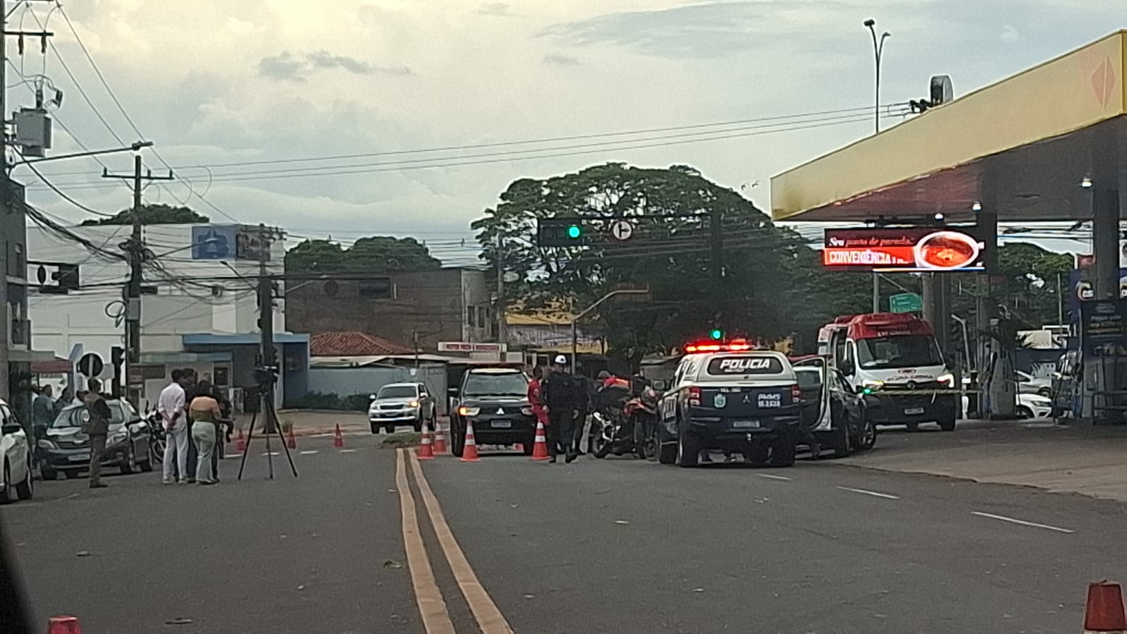 Motorista que teve mal súbito em posto de combustíveis morre após duas horas de tentativas de reanimação