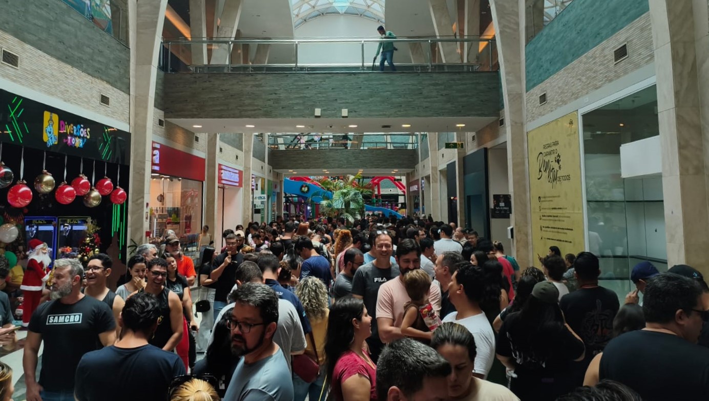 Campo-grandenses também curtem hard rock! Fãs da banda americana Guns N’ Roses lotam Shopping da Capital para comprar ingressos