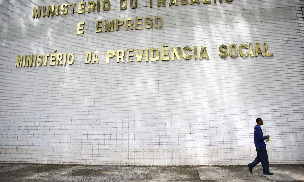 Brasil supera marco de 5 milhões de empregos com carteira assinada desde 2023