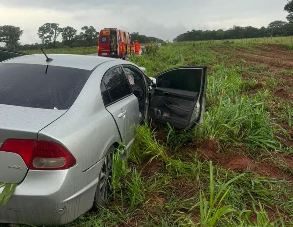 Criança fica gravemente ferida após colisão entre carro e bitrem na MS-040