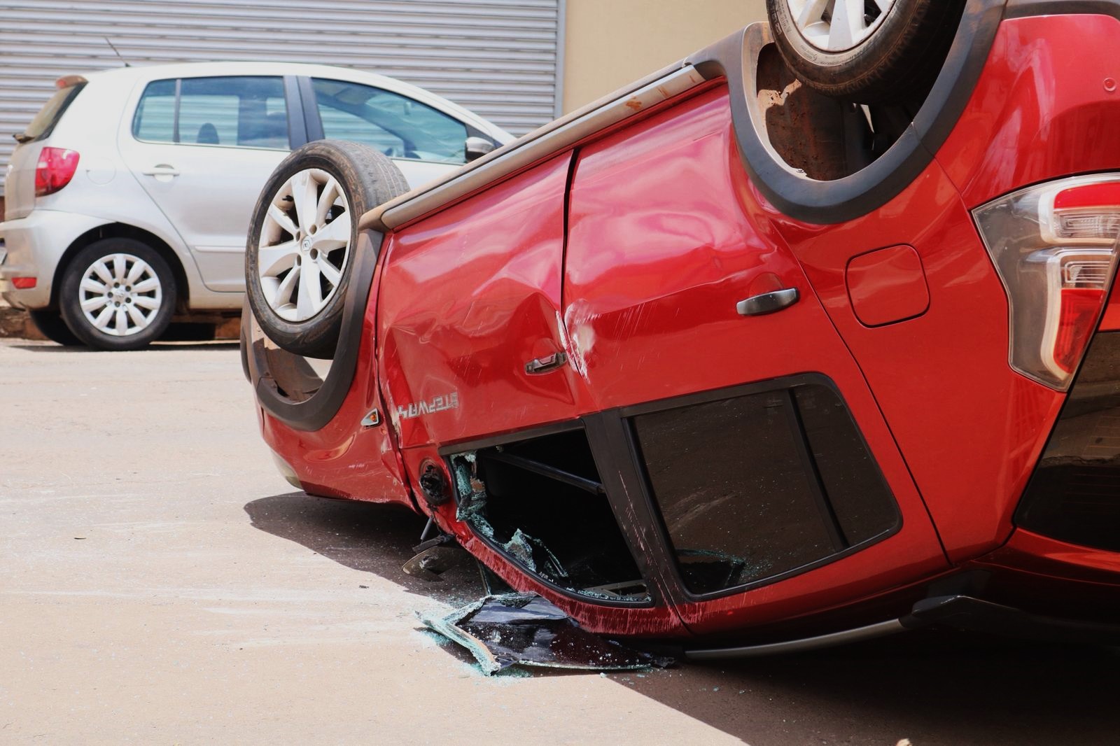 Capotamento em acidente entre três veículos deixa trânsito lento na Avenida Calógeras