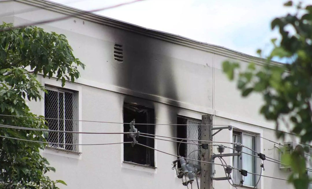 Apartamento de cantora da dupla Patrícia e Adriana pega fogo em Campo Grande; um gato morreu