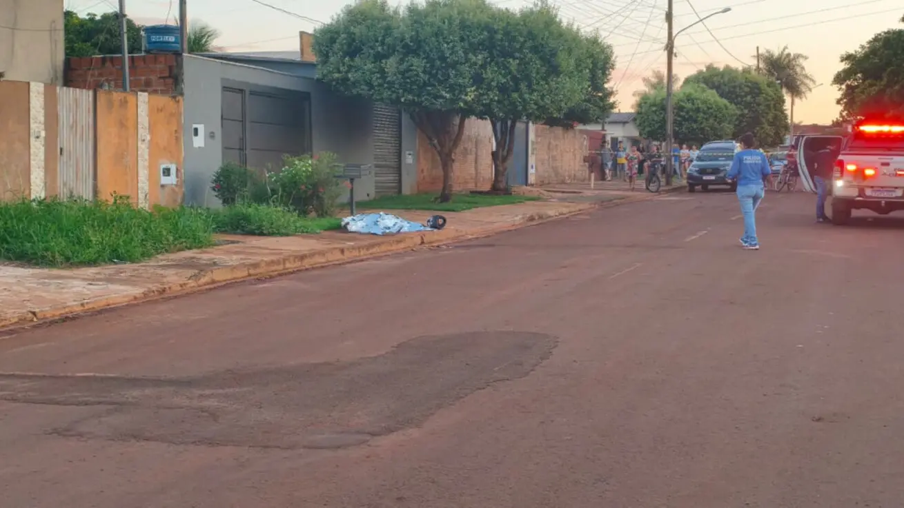 Atirador em motocicleta executa homem com três tiros nas costas em Dourados