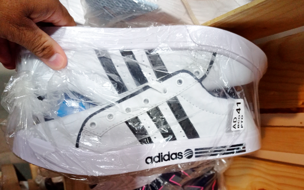 Procon apreende mais de 1,2 mil pares de tênis falsificados no Centro de Campo Grande