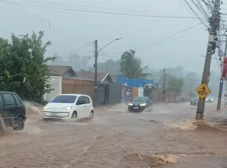Chuva volta forte a Capital, alaga ruas e provoca transtornos nesta quarta-feira