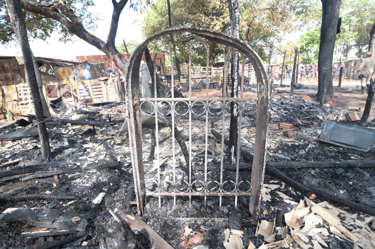 Incêndio destrói barracos no Jardim Centro-Oeste e deixa famílias apenas com a roupa do corpo