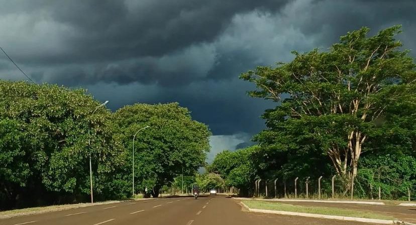Sexta-feira é marcada por chuva e trovoada em várias regiões do Estado