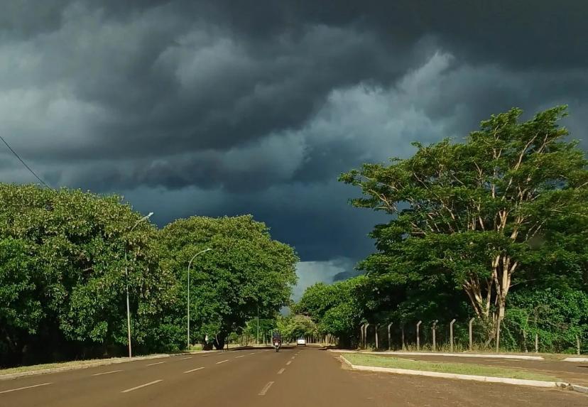 Alerta de tempestade e mudança no tempo levam chuva a bairros da Capital no fim da tarde desta terça-feira