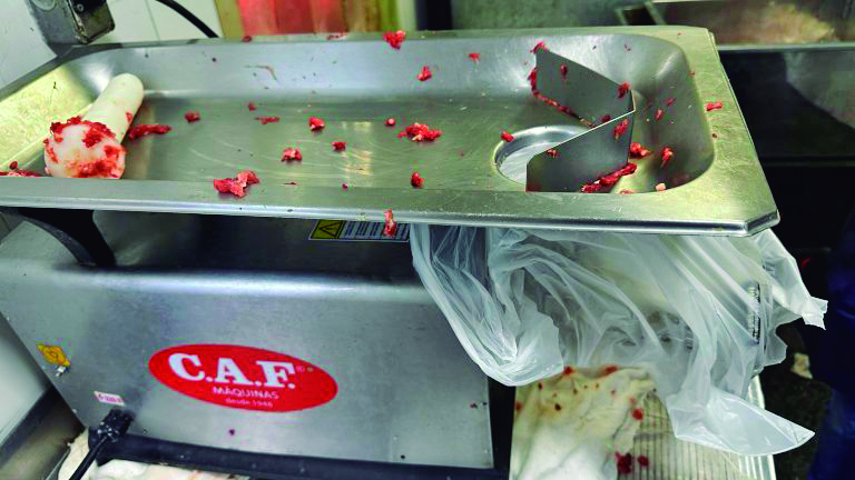 Com apreensão de carne imprópria, consumidores devem se atentar aos selos de inspeção nos produtos