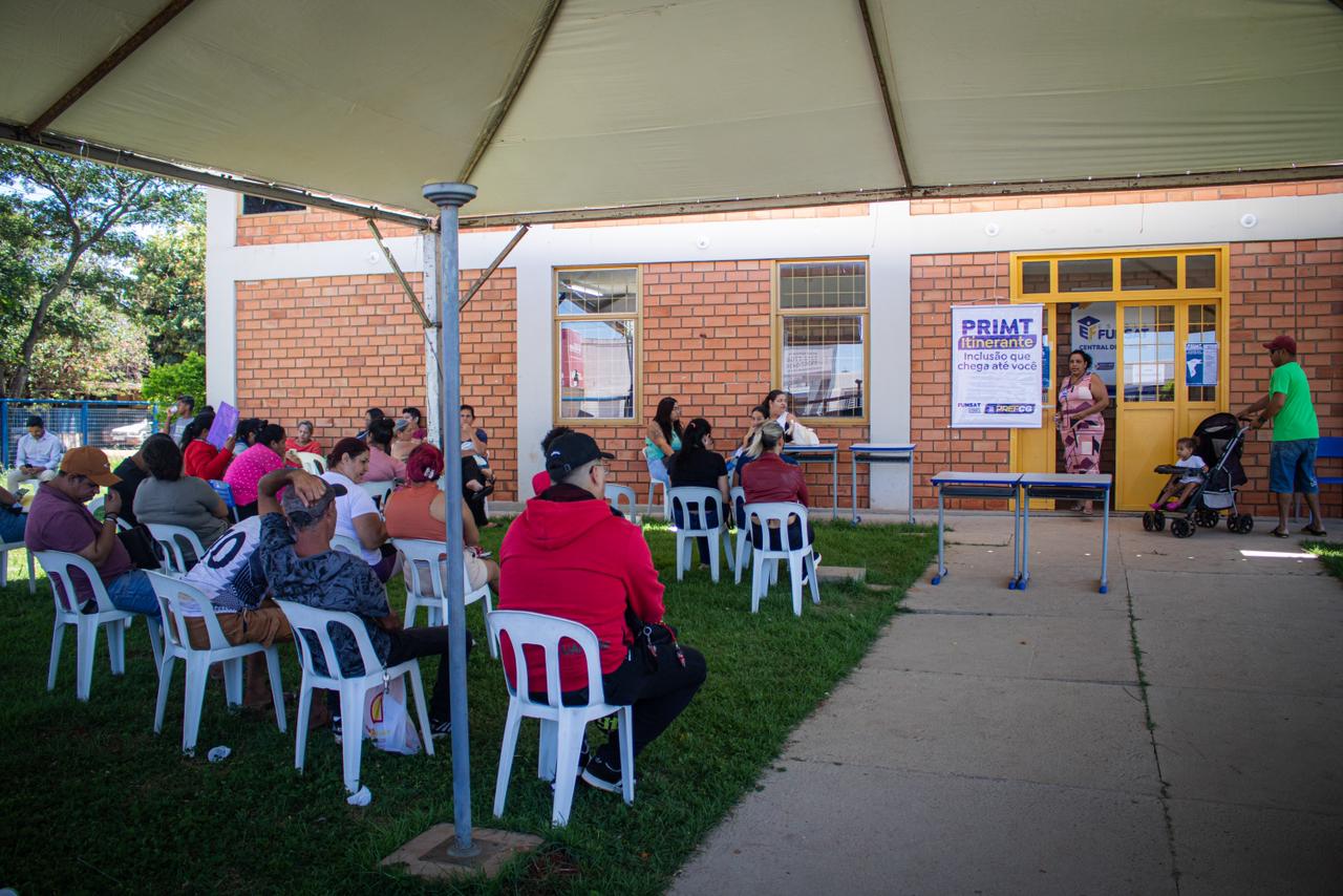 À procura de emprego, moradores das Moreninhas enfrentam fila desde a madrugada