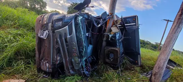 Tombamento de caminhão na MS-040 mobiliza resgate e deixa motorista preso