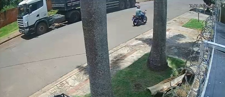 Câmera flagra motociclista assediando criança no Coronel Antonino, na Capital
