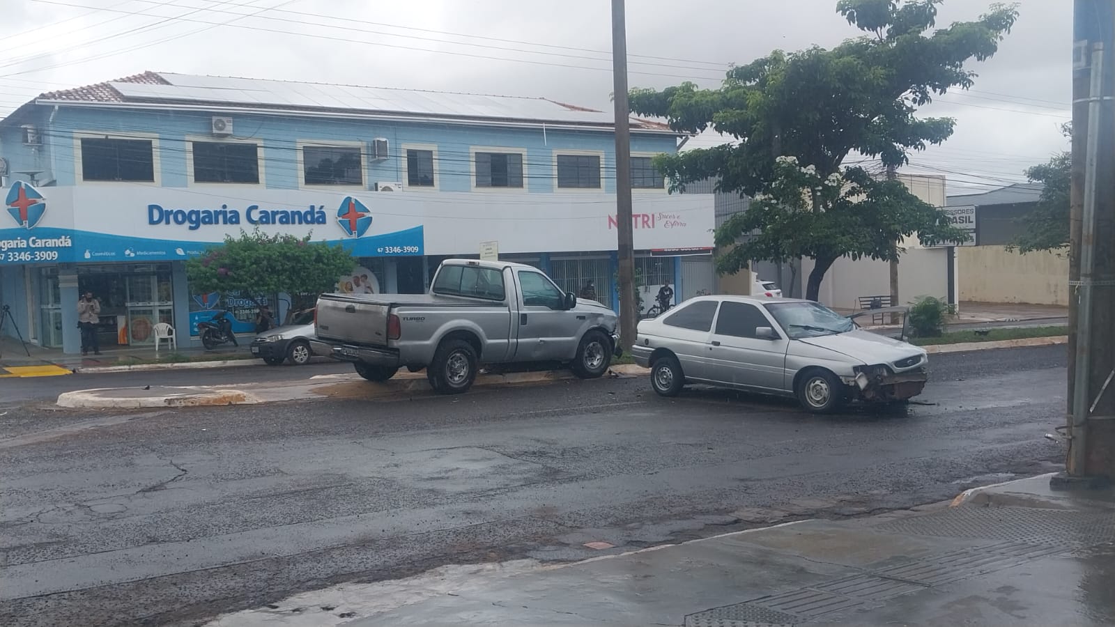 Batida entre três veículos deixa motorista presa às ferragens na Avenida Manoel da Costa Lima