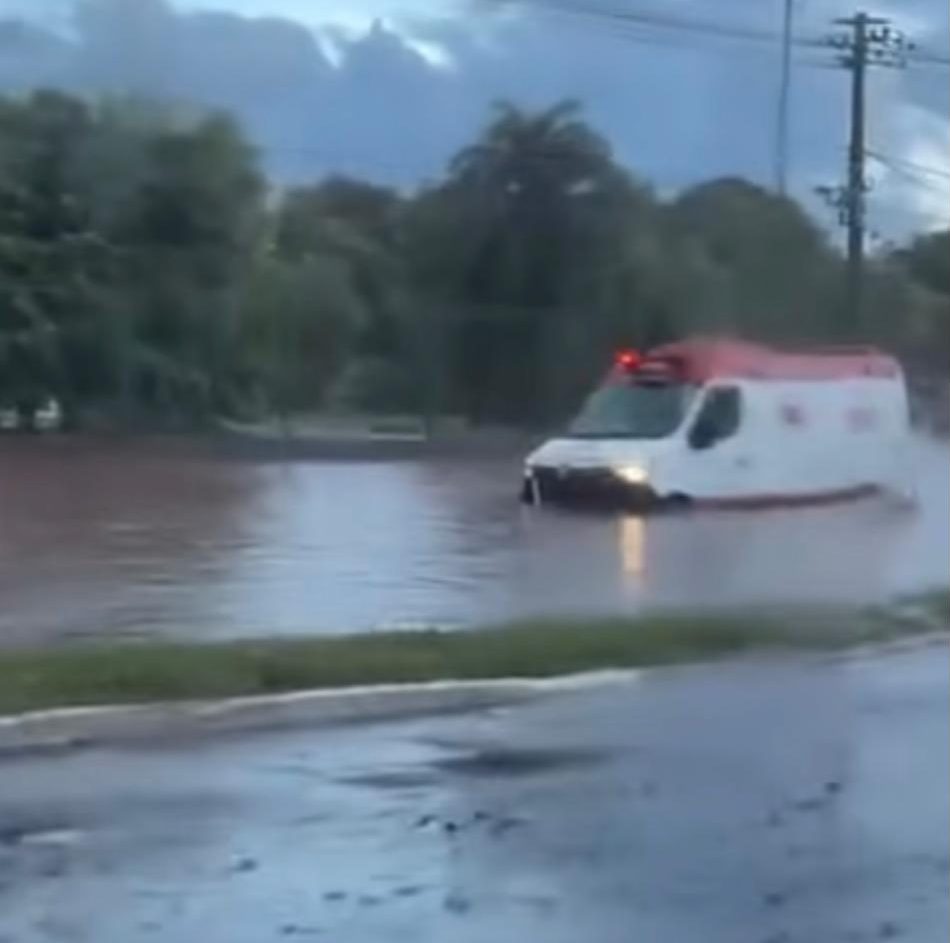 Viatura do Samu é retirada da enxurrada na Costa e Silva e semáforos seguem inoperantes após temporal em Campo Grande