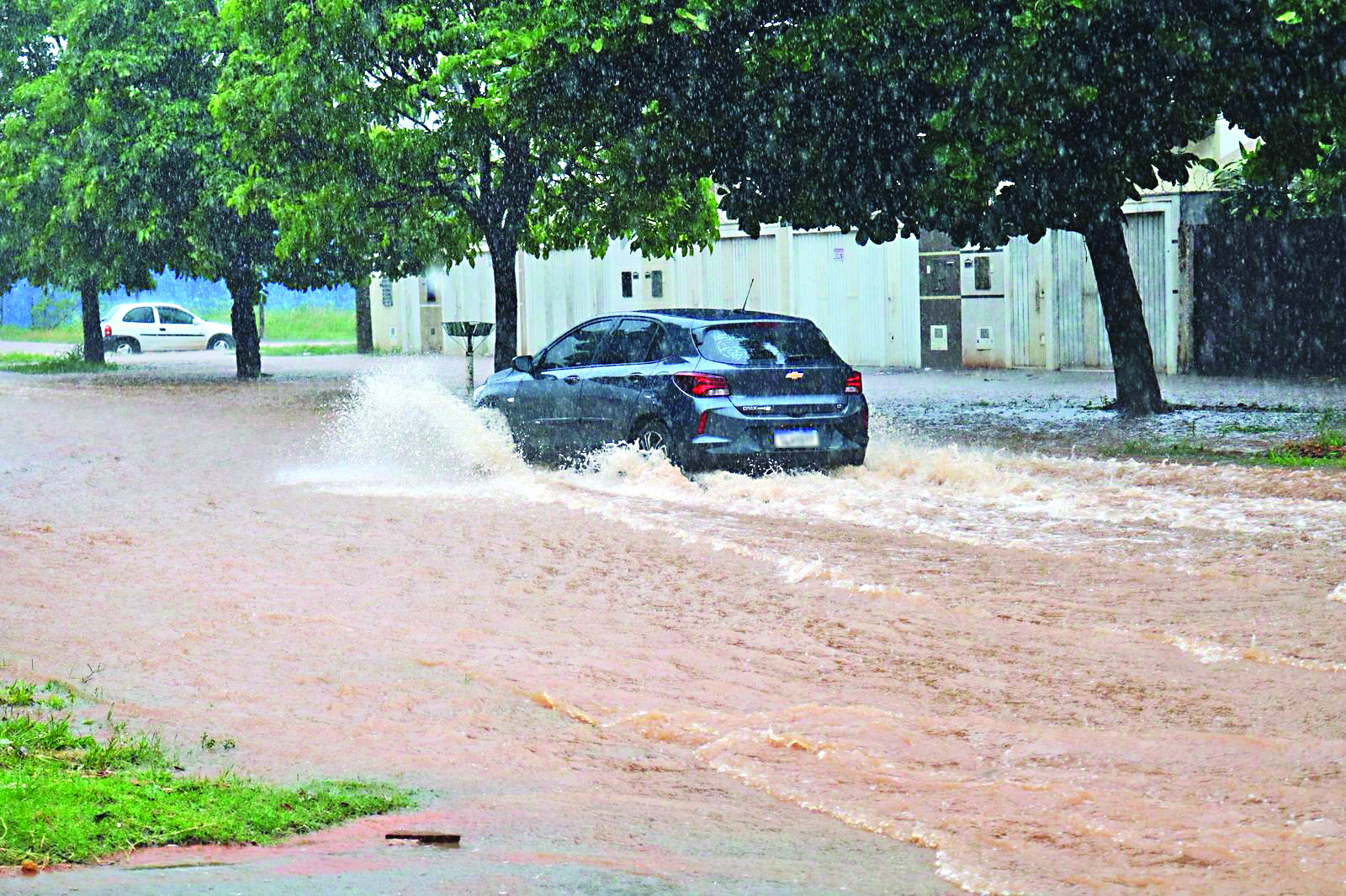Com temporais, perigo dobra nas ruas  e Bombeiros orientam os motoristas