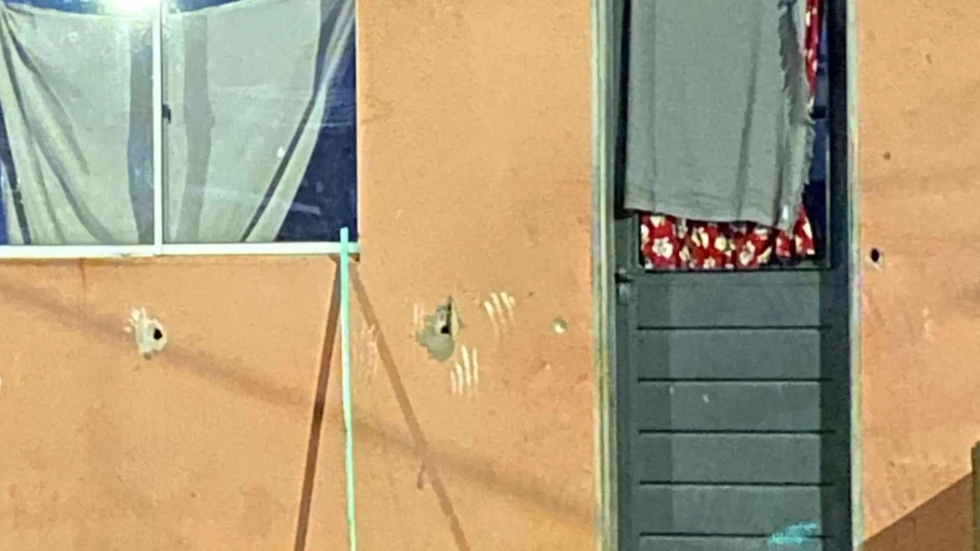 Dupla em motocicleta faz mais de 15 disparos e deixa três feridos em Campo Grande