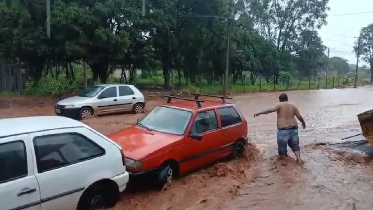 Temporal fecha o céu em Campo Grande, provoca alagamentos e arrasta veículos em diferentes regiões