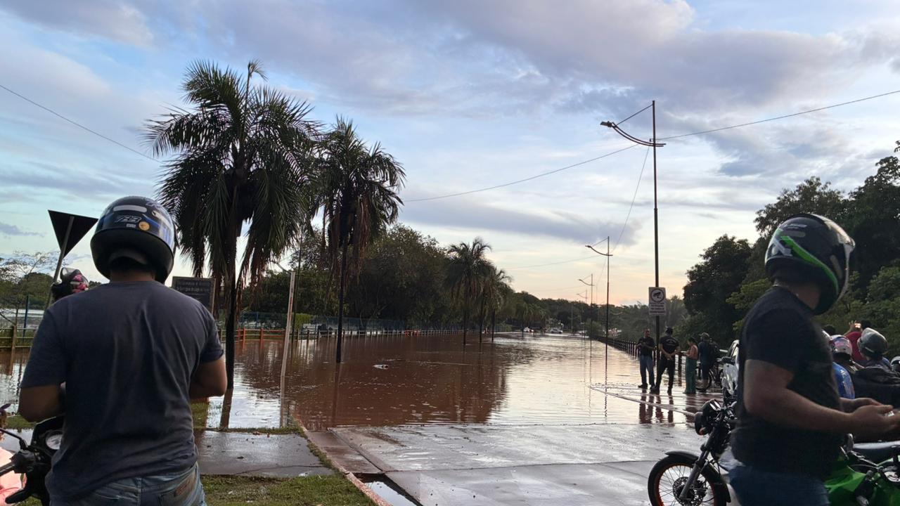 Temporal provoca alagamentos, trava o trânsito e causa transbordamento do Lago do Amor em Campo Grande