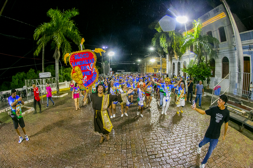 Sandálias de Frei Mariano celebra 20 anos e leva tradição para avenida na abertura dos blocos em Corumbá