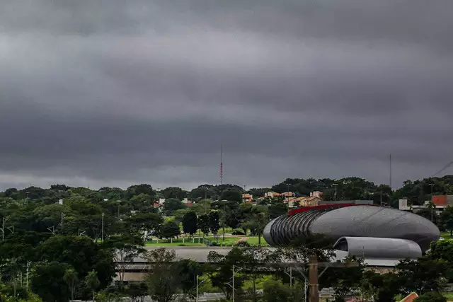 Tempestade avança sobre Campo Grande e chuva já atinge bairros nesta quarta (18)