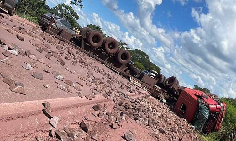 Carreta tomba na BR-262, deixa motorista ferido e bloqueia pista nos dois sentidos