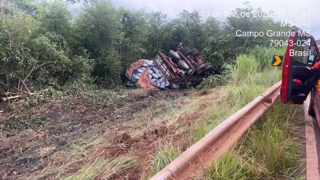 Caminhão tomba na MS-040 e motorista morre preso às ferragens