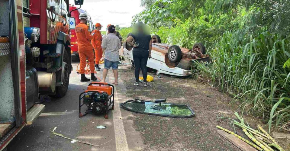 Criança fica presa às ferragens e idosa sofre parada cardíaca após capotamento nas proximidades da Cachoeira do Céuzinho