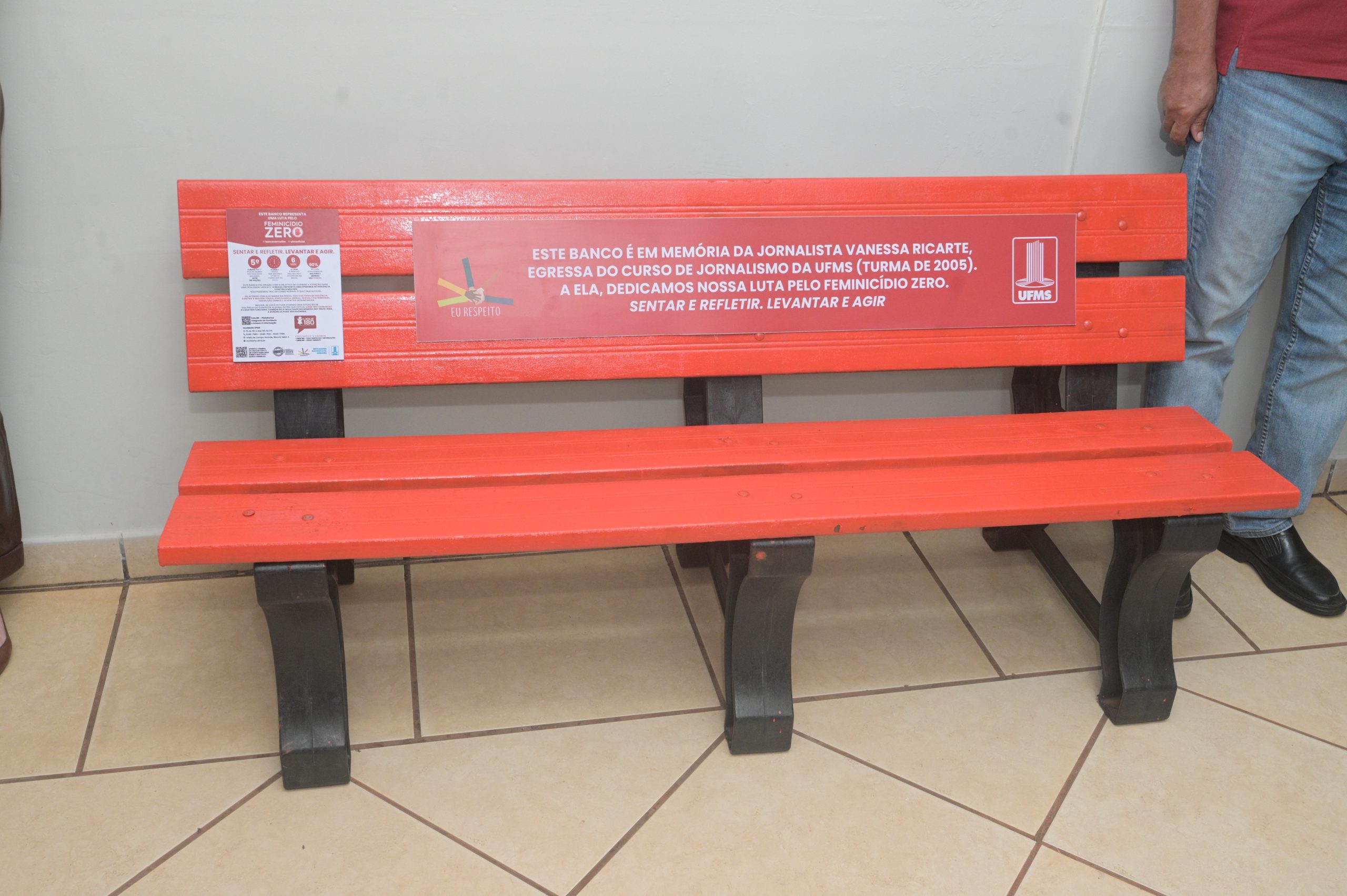 UFMS inaugura Banco Vermelho em memória da jornalista Vanessa Ricarte