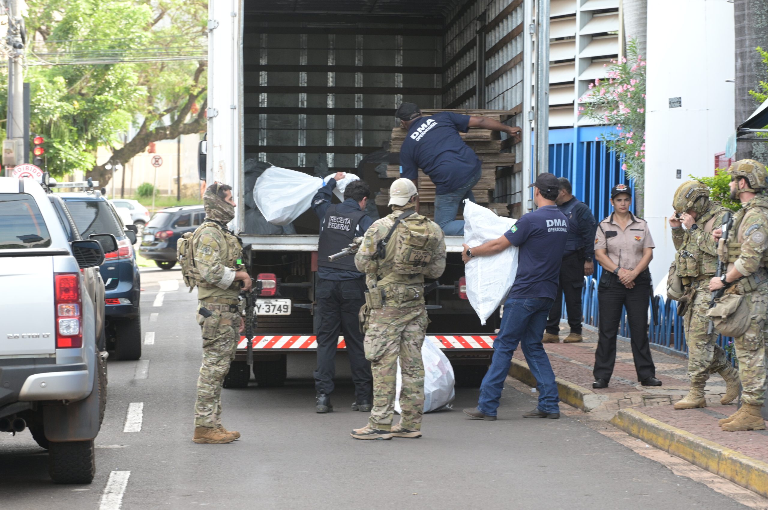 Lojas são lacradas e eletrônicos são levados pela PF durante operação no Camelódromo