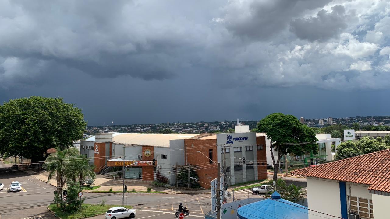 Chuva atinge Capital e alerta prevê ventos de até 100km/h no Estado nesta quarta (25)