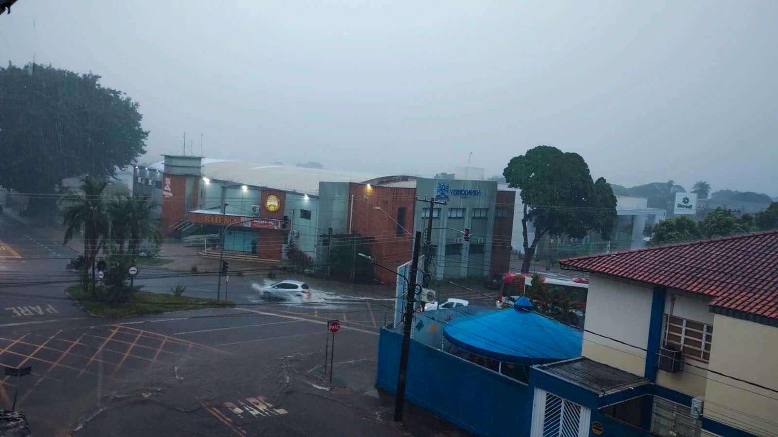 Chuva atinge Capital e alerta prevê ventos de até 100km/h no Estado nesta quarta (25)