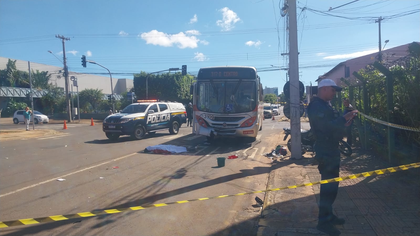 Vídeo: Mulher morre após colidir moto em ônibus na Rua Brilhante