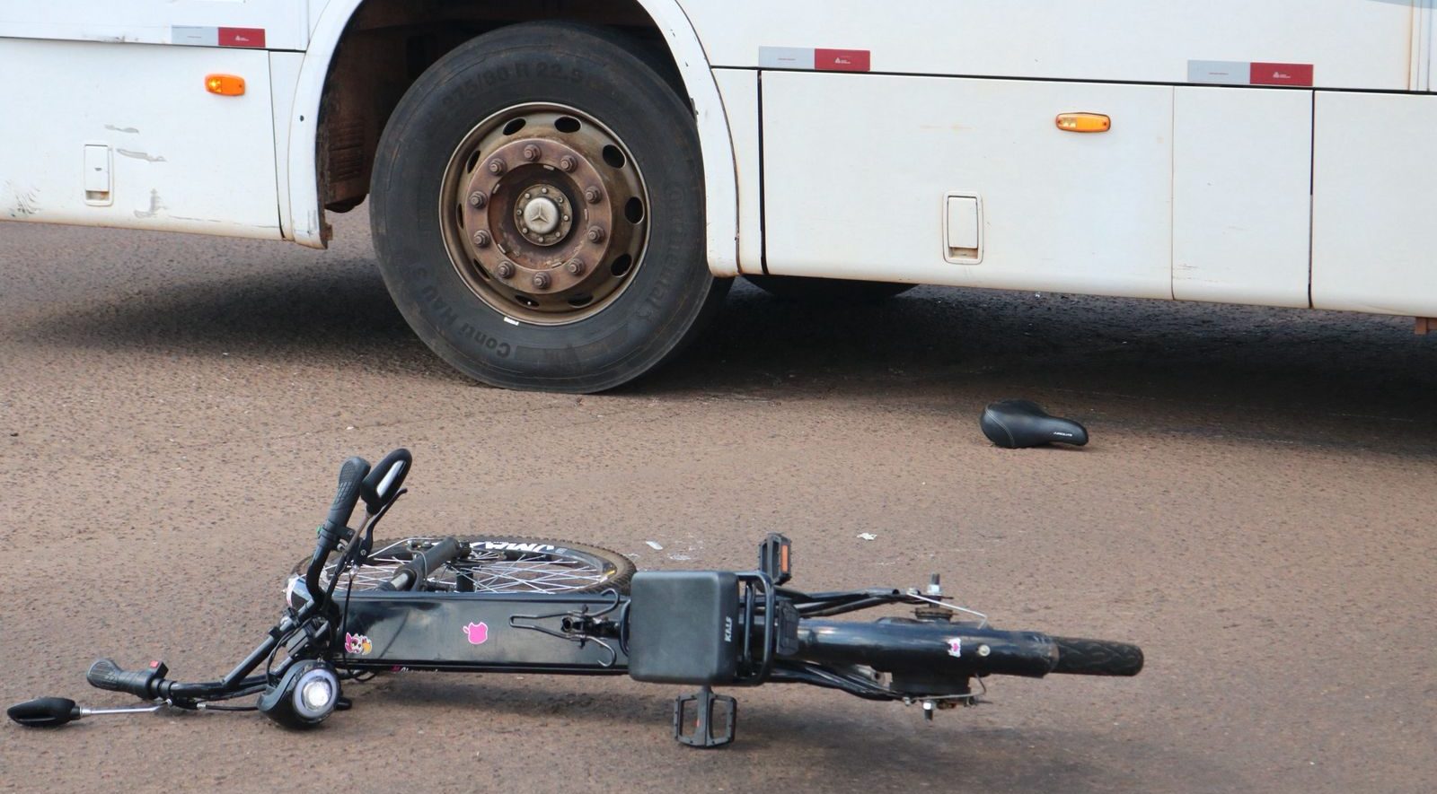 Colisão entre ônibus e bicicleta elétrica no início da tarde desta segunda (30) deixa duas adolescentes feridas