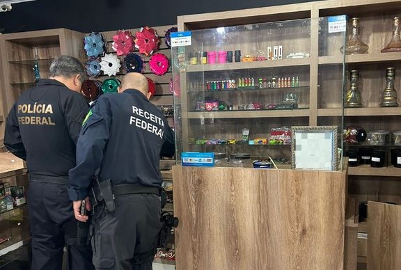 PF faz operação contra venda de cigarros eletrônicos ilegais e encontra fábrica clandestina na Capital