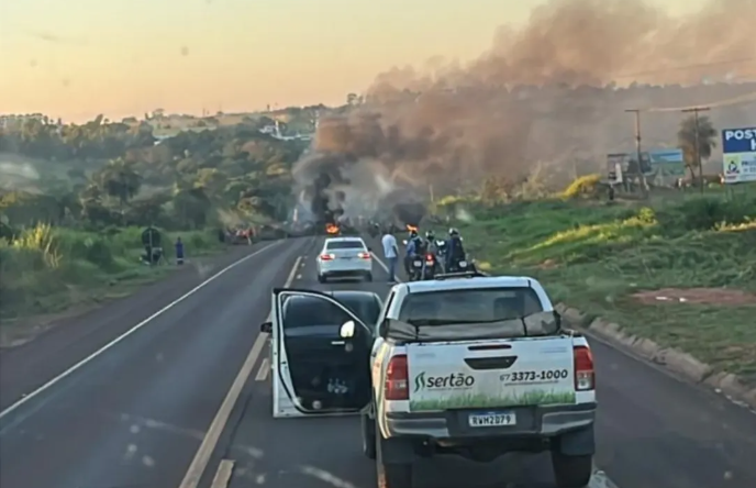 Movimento Sem-Terra bloqueia BR-163 em Campo Grande nesta sexta-feira