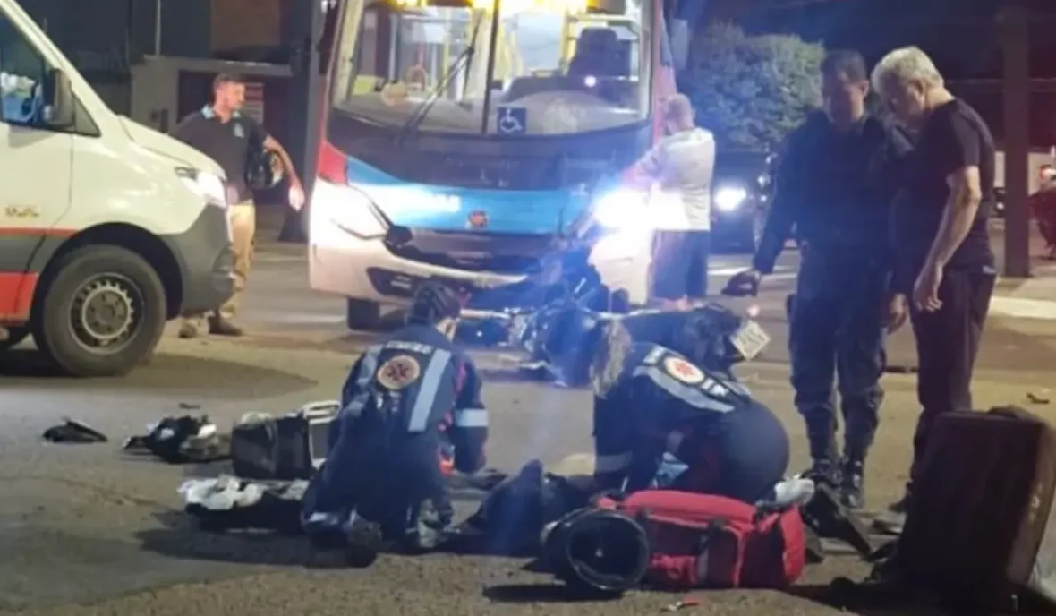 Motoboy fica ferido após colisão com ônibus em frente a terminal da Capital
