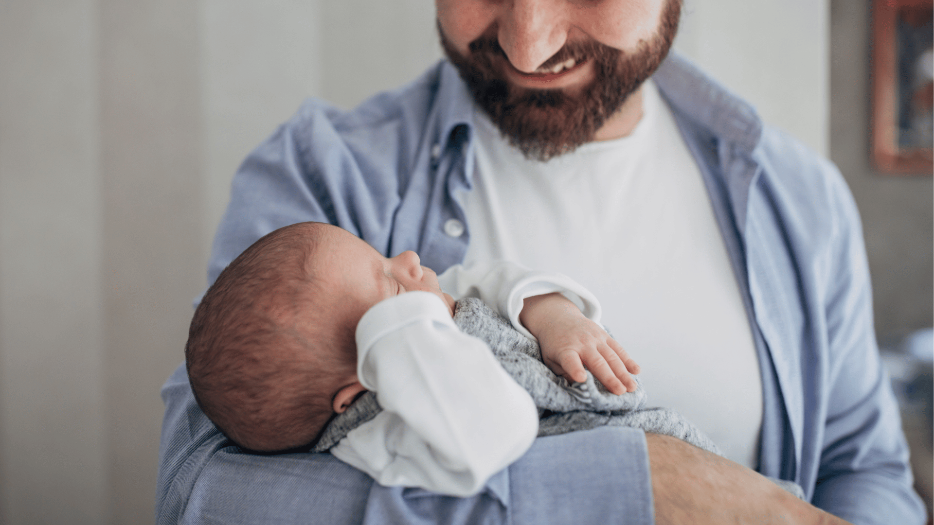 Licença-paternidade de até 20 dias é aprovada no Senado; entenda