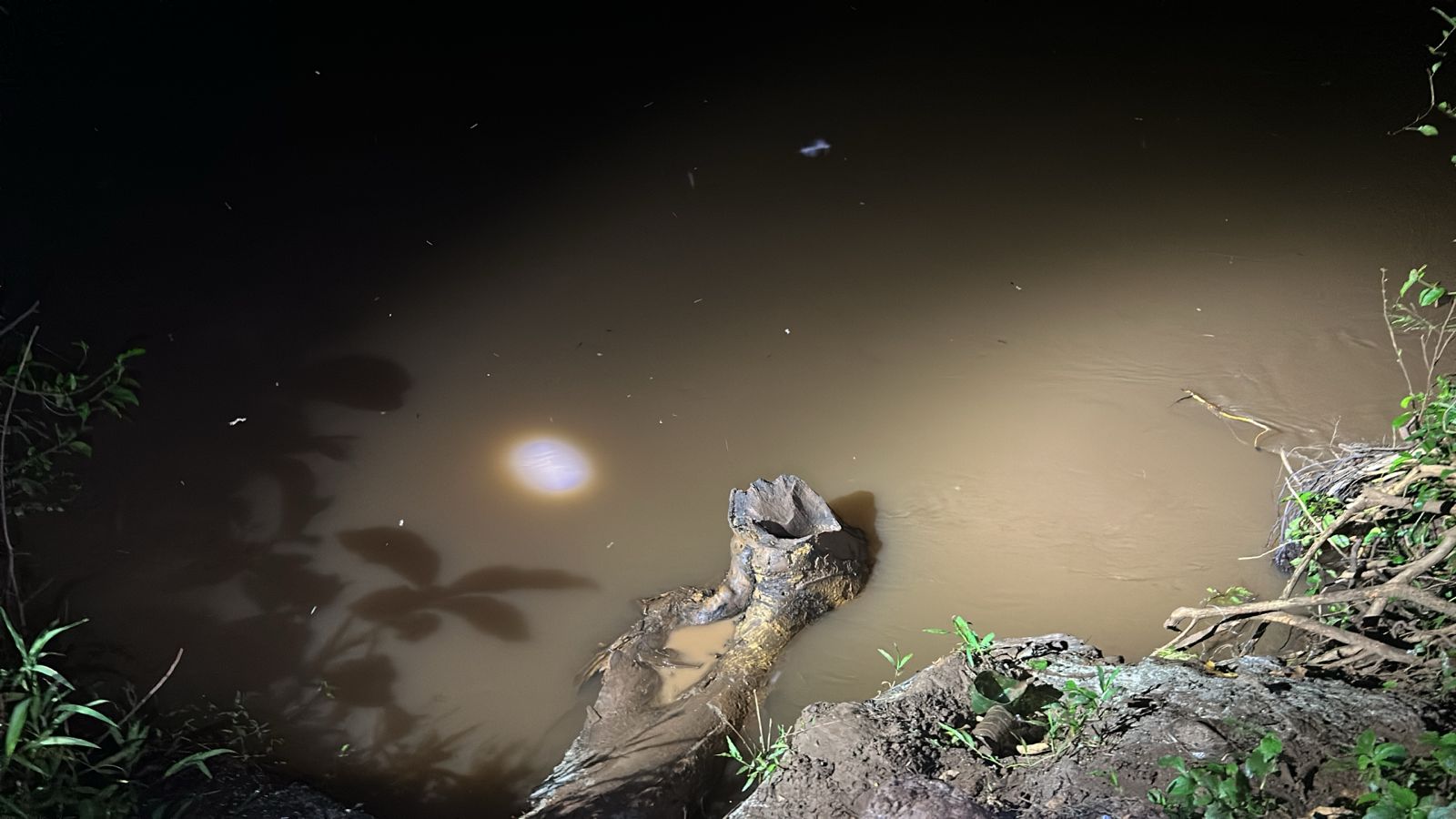 Pescador escorrega de barranco, cai no rio e desaparece em Rochedo