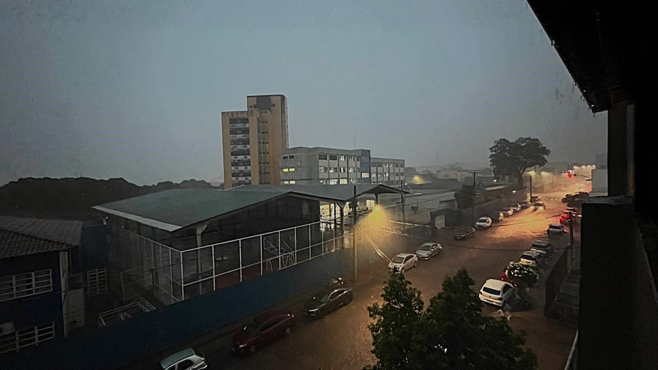 Chuva chega a Campo Grande após dia de calor e provoca queda brusca de temperatura no sul de MS