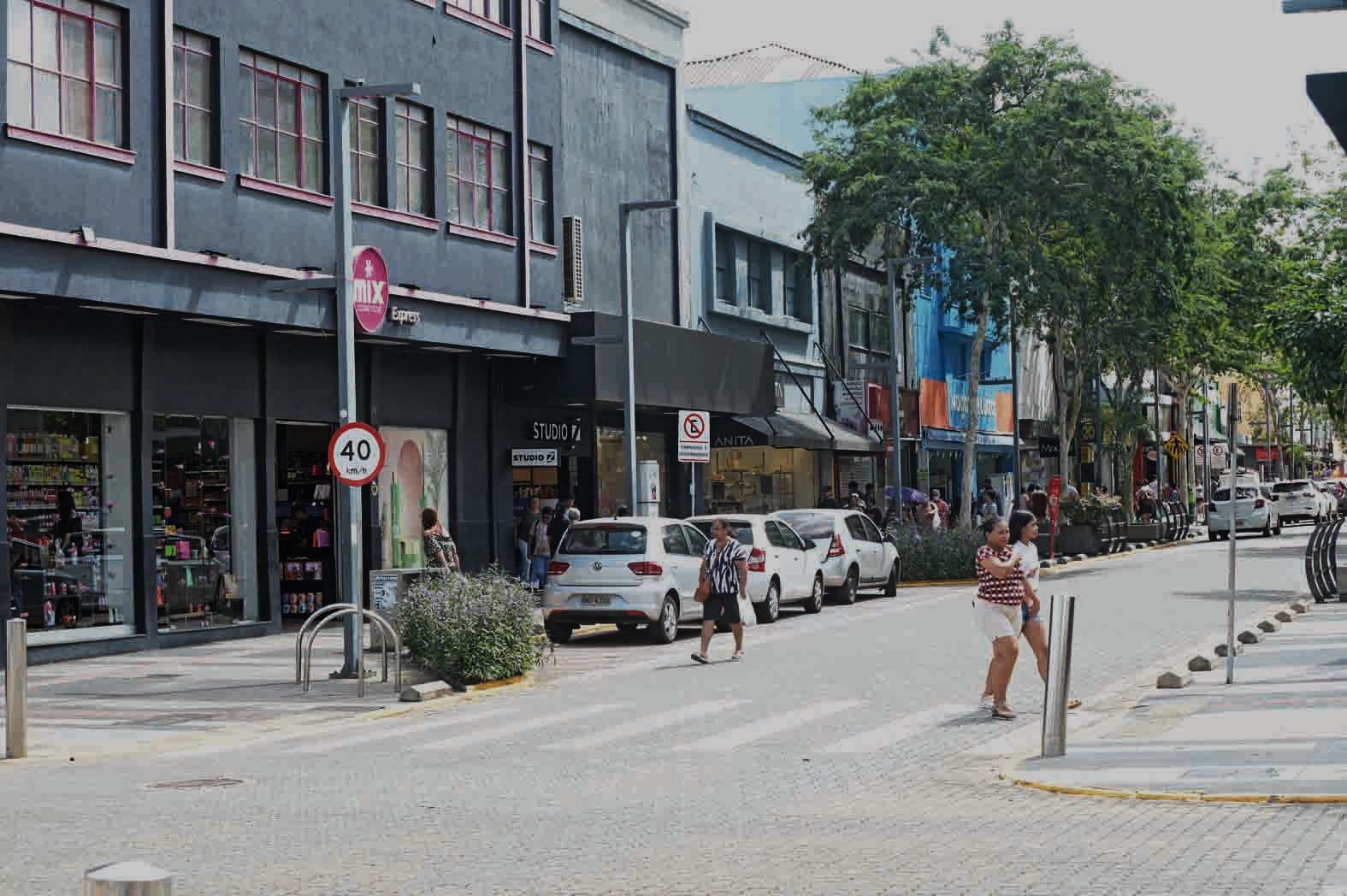 Comércio do Centro abre nesta terça-feira mesmo com baixa circulação e retração de vendas